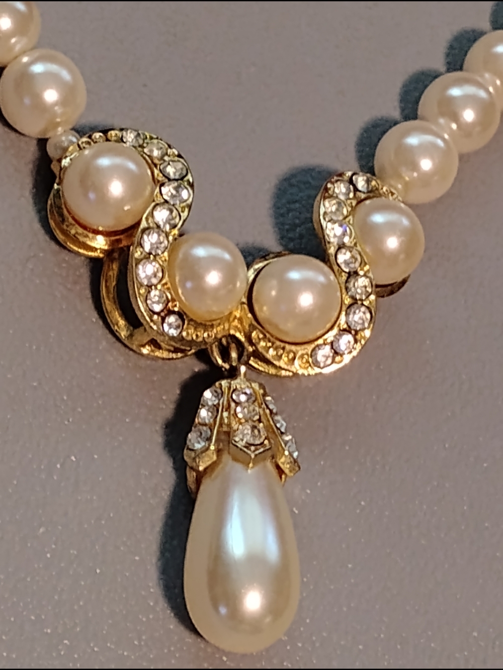 Elegant Pearl Teardrop Necklace with Gold Accents Rhinestone